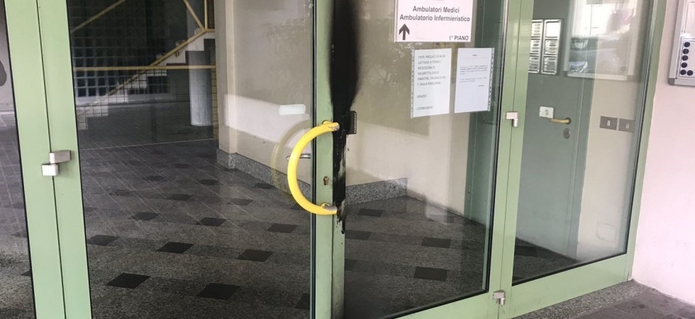 Bruciano la porta per entrare negli ambulatori, sul posto vigili del fuoco e forze dell'ordine